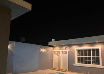شاليه بمسطح اخضر ومسبح 