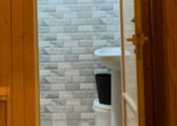شاليه بجلسة خارجية وألعاب أطفال