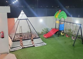 استراحة بمجلس وفناء خارجي 