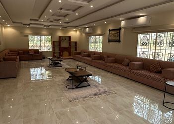 استراحة بخيمة وجلسات بإطلالات