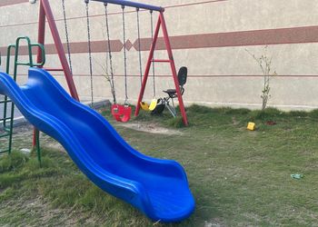 استراحة بمسبح بألعاب مائيه 