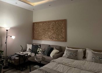 استديو بأثاث مريح وبسيط