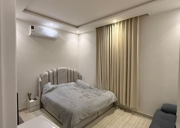 استديو بأثاث مريح وبسيط 