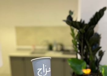 استديو بأثاث مريح وبسيط 
