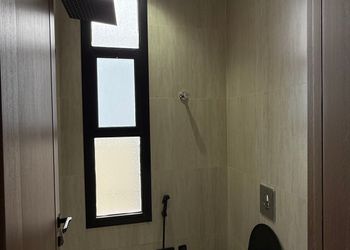 شقة بصالة أنيقة وتصميم هادئ 