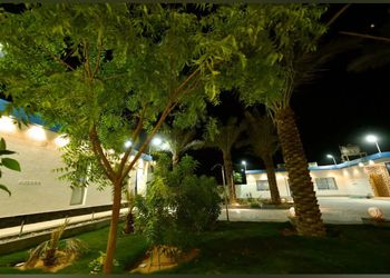 شاليه بمسطح اخضر وجلسة خارجية