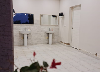 مزرعة بمسطح اخضر وجلسة خارجية 