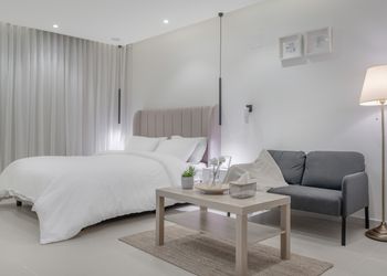 استديو هادئ بسرير ماستر