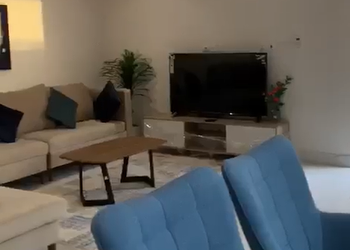شاليه بجلسة خارجية على مسبح
