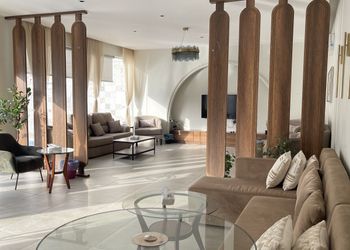 شاليه بمسطح اخضر وجلسة خارجيه