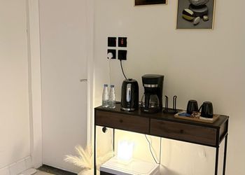 استديو بسرير ماستر وجلسة جانبية 