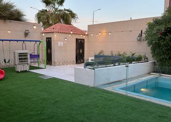 شاليه بمسطح اخضر  وجلسة خارجية