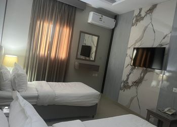 غرفة بسريرين مفردة وأثاث مريح