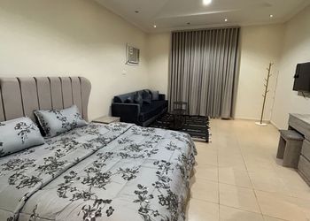 استديو بأثاث مريح وبسيط 