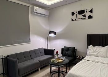 استديو بأثاث مريح وبسيط 
