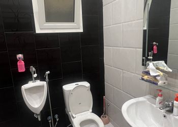 شاليه بجلسة تطل على مسبح خارجي 