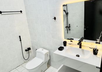 شاليه بصالة مطلة على المسبح