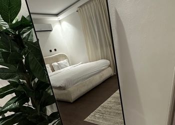 استديو بأثاث مريح وبسيط 