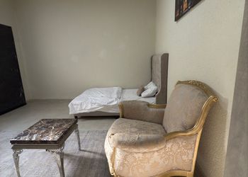 غرفة بأثاث مريح وبسيط