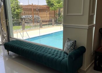 شاليه بجلسة تطل على مسبح خارجي 