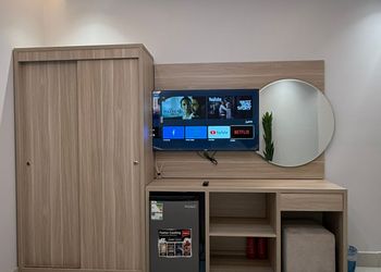استديو بأثاث مريح وبسيط 