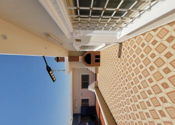 استراحة بملعب كرة قدم و طائره 