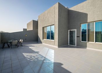 شقة غرفتين و جلسة خارجية بسطح