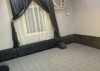 شاليه بجلسة مطلة على مسبح 