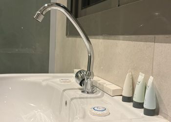 استديو بأثاث مريح وبسيط 