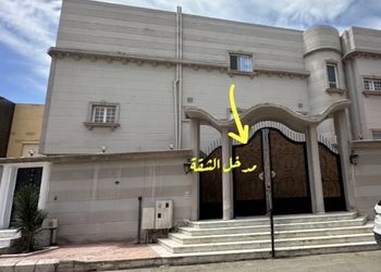شقة واسعة بصالة وغرفتين نوم 