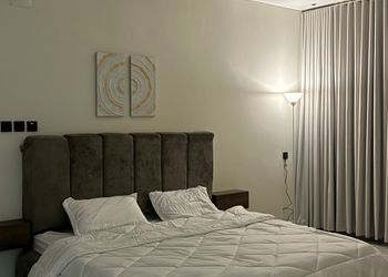 شقه بسرير ماستر وفناء خارجي 