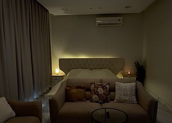 استديو بأثاث مريح وبسيط 