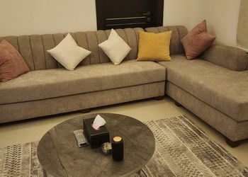 شقة بصالة جلوس وأثاث مريح 