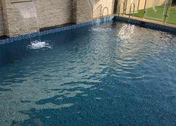 شاليه بمسطح اخضر و مسبح 