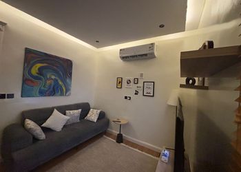 شقة بدخول ذاتي وتصميم هادئ