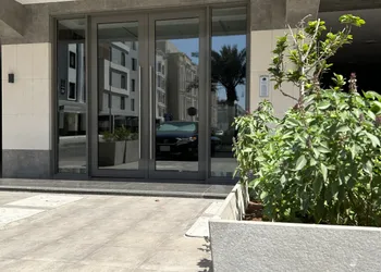 استديو بأثاث مريح وبسيط 