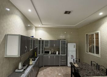 شاليه بجلسة تطل على مسبح خارجي 
