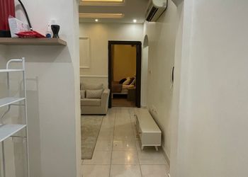 شقة بغرفتين نوم وصالة جلوس 