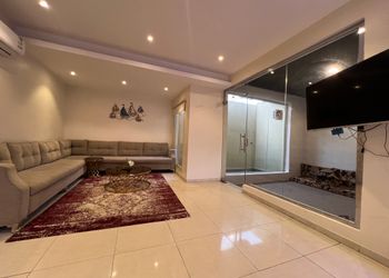 فيلا بحديقة خارجية و مدخل سيارة