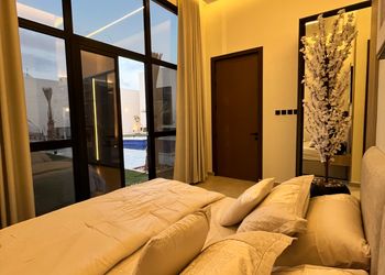 شاليه بمسطح اخضر وجلسة خارجية 