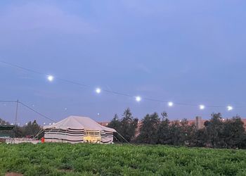مزرعة بمسطح اخضر وجلسة
