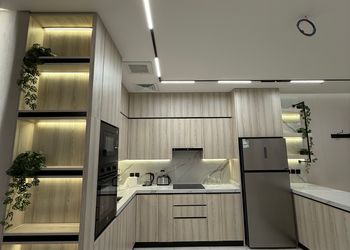 استديو بأثاث مريح وبسيط 