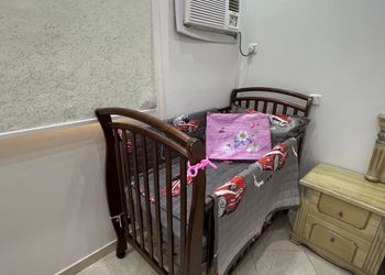 شقة بصاله وثلاث غرف نوم ومجلس 