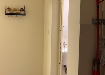 استديو باثاث مريح وبسيط 