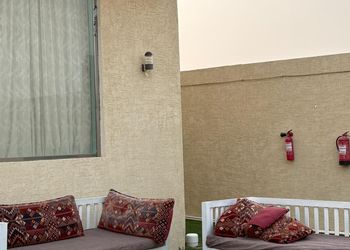 شاليه بمسطح اخضر وجلسة خارجية