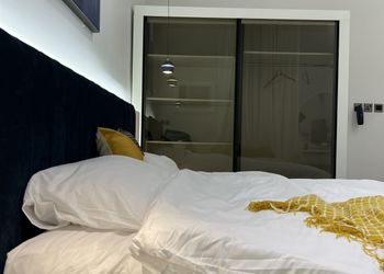 استديو بسرير ماستر وجلسة جانبية 