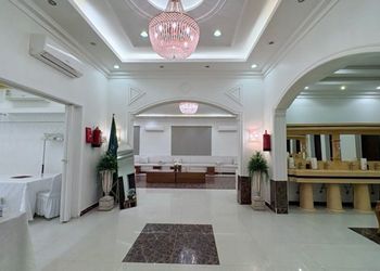 استراحة بمجالس واسعة وفناء خارجي