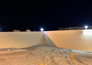 استراحة بمجلس وفناء خارجي 