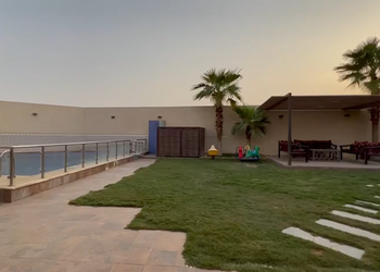 شاليه بمسطح اخضر ومسبح 