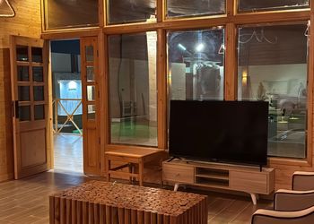 شاليه بمسطح اخضر وجلسة خارجية